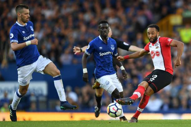 显得手足无 显得手足无